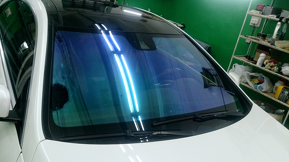 На фото автомобиль, лобовое стекло которого оклеено атермальной пленкой в автосервисе «Автопрестиж». Пример работы
