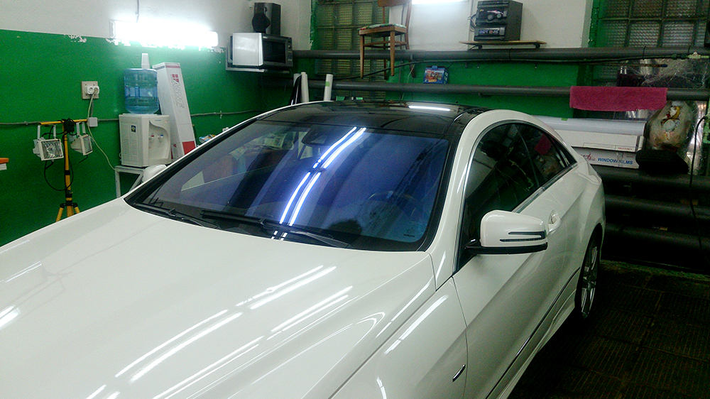 На фото автомобиль, у которого лобовое стекло оклеено атермальной пленкой в автосервисе Автопрестиж. Пример работы мастеров