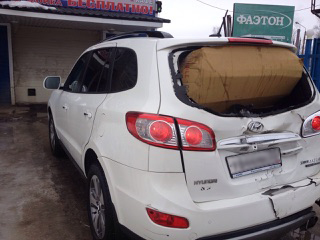 На фото задняя дверь и разбитый бампер Hyundai Santa Fe