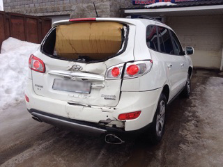 В результате удара была повреждена дверь багажника, остекление и бампер Hyundai Santa Fe
