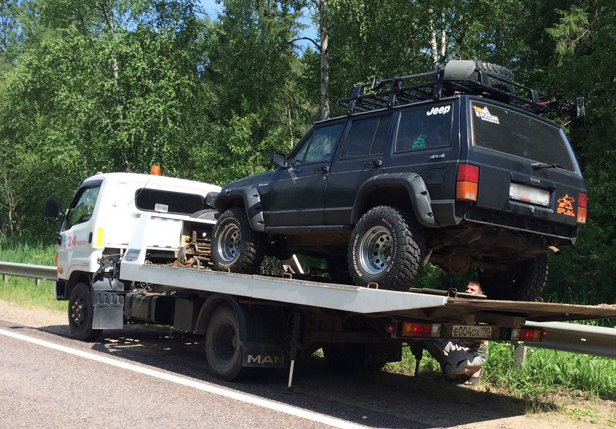 На фото автоэвакуатор «Автопрестижа» забирает сломавшийся на трассе Jeep.