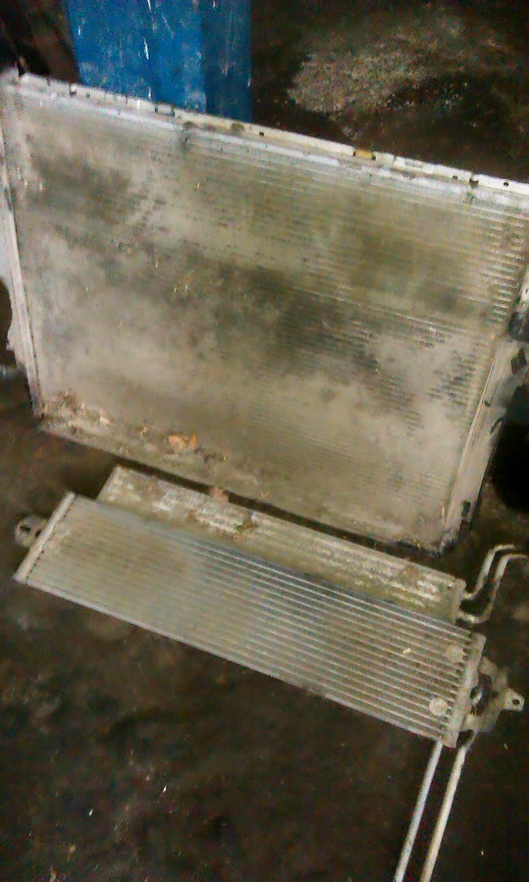 На фото радиаторы, снятые для чистки